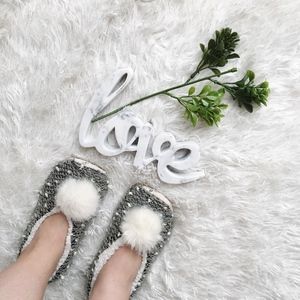 ◦  Super comfy pom pom slippers ◦